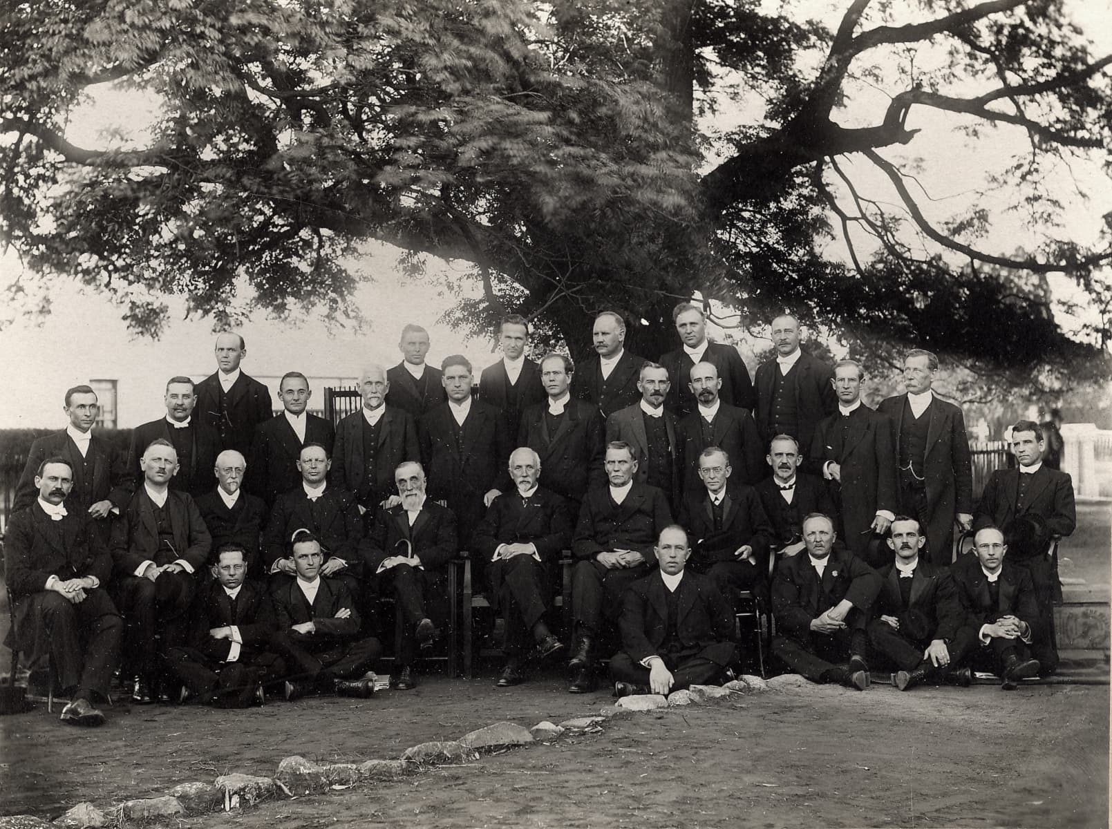 Die sinode van 1924 onder die seringboom te Rustenburg, met prof. H.H. Kuyper.