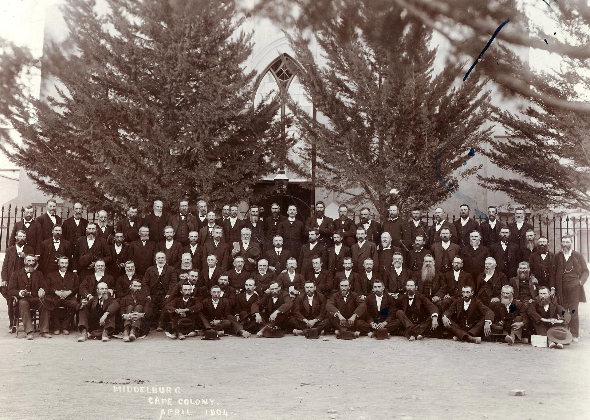 Groepfoto van die afgevaardigdes van die Algemene Sinode voor die kerk op Middelburg (Kaap), 1904