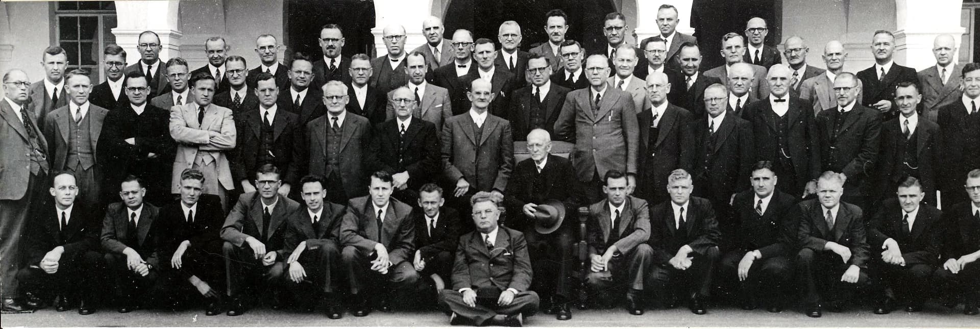 Studente, dosente en besoekende predikante neem in April 1949 afskeid van Totius.