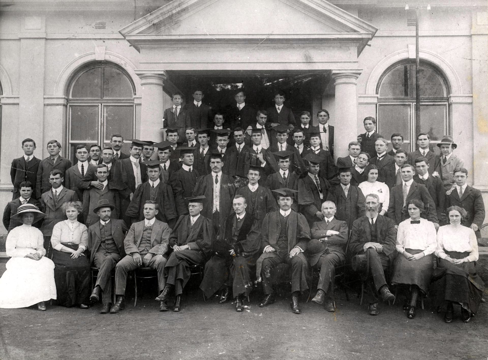 Studente en personeel voor die eerste gebou in Potchefstroom, 1913.